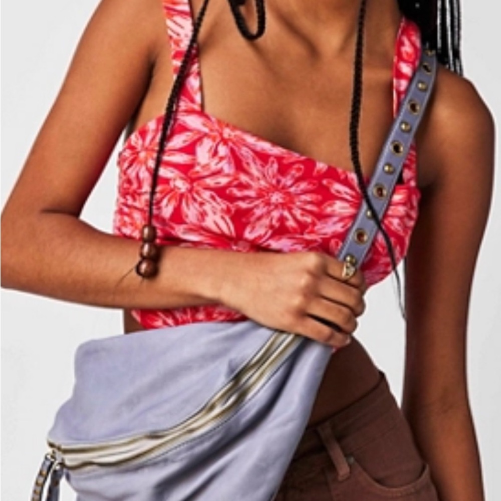 Free People Bolsa Nova “Bella” Stylish Lavender Sling Bag
